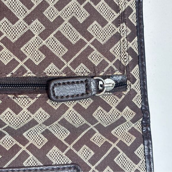 Tommy Hilfiger | 2011 Women’s Small Trifold Brown Wallet - Picture 15 of 15